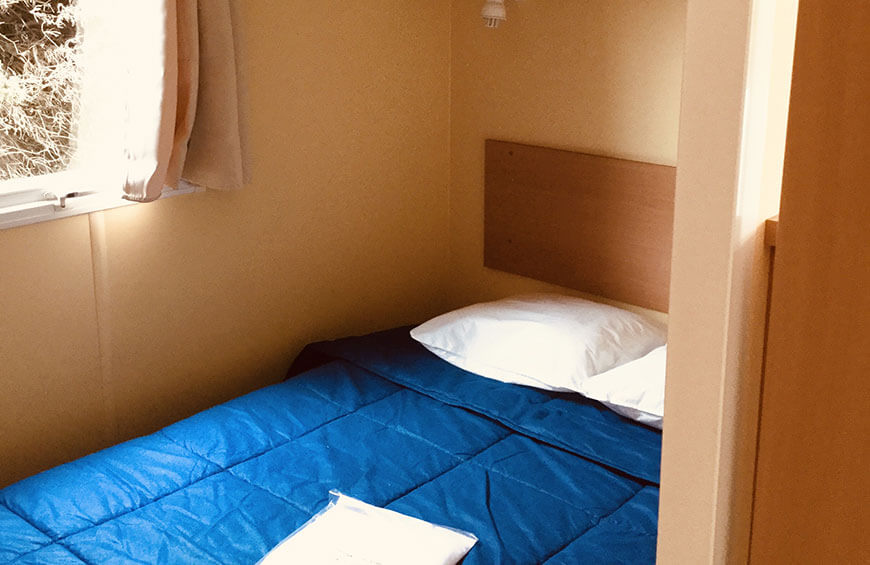 Chambre avec lit double du bungalow